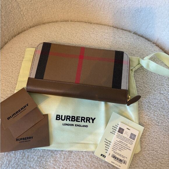 Burberry Brown Checkered women’s long Wallet NWT $630